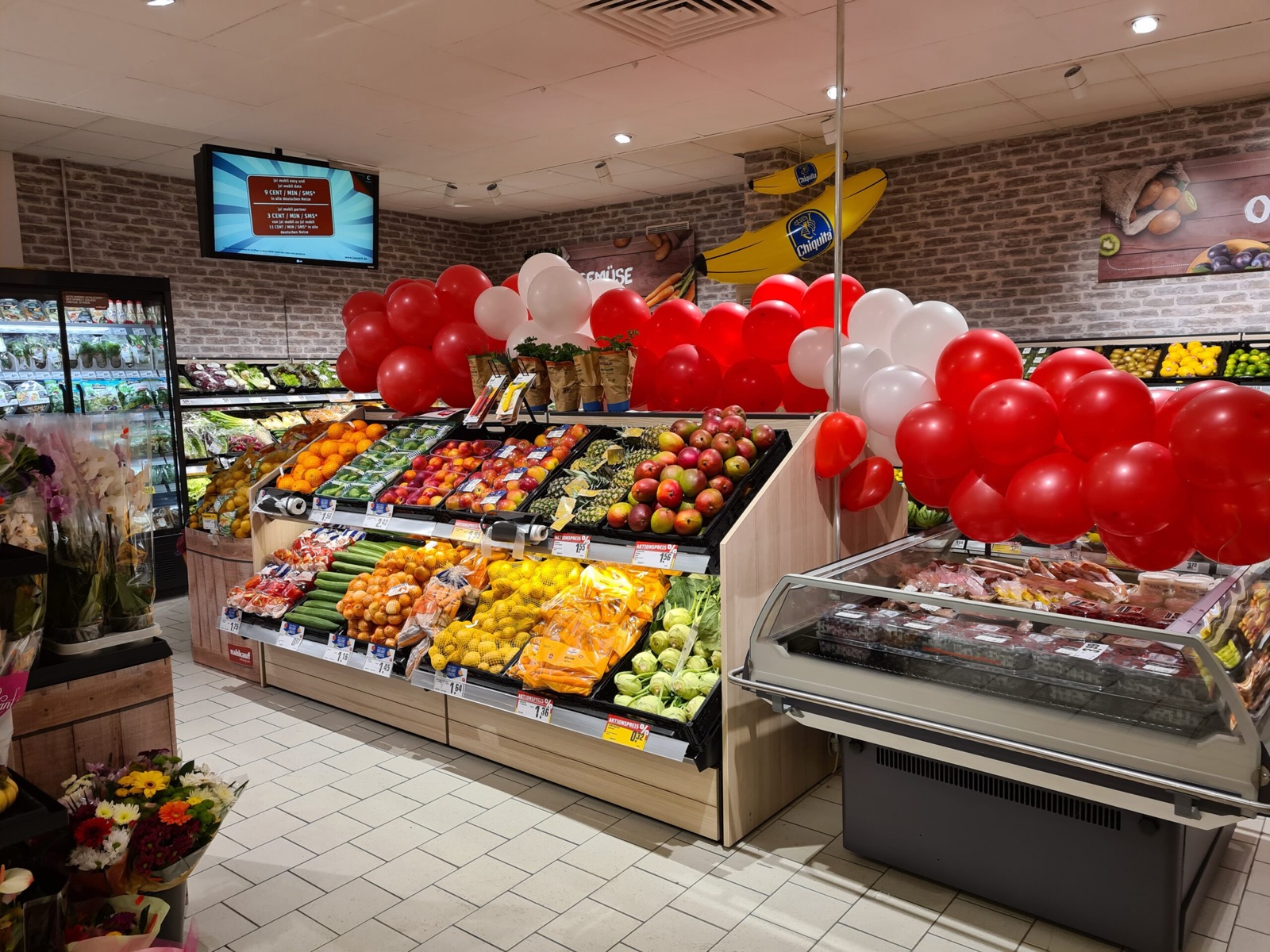 Werbemonitor in der Obst- und Gemüseabteilung