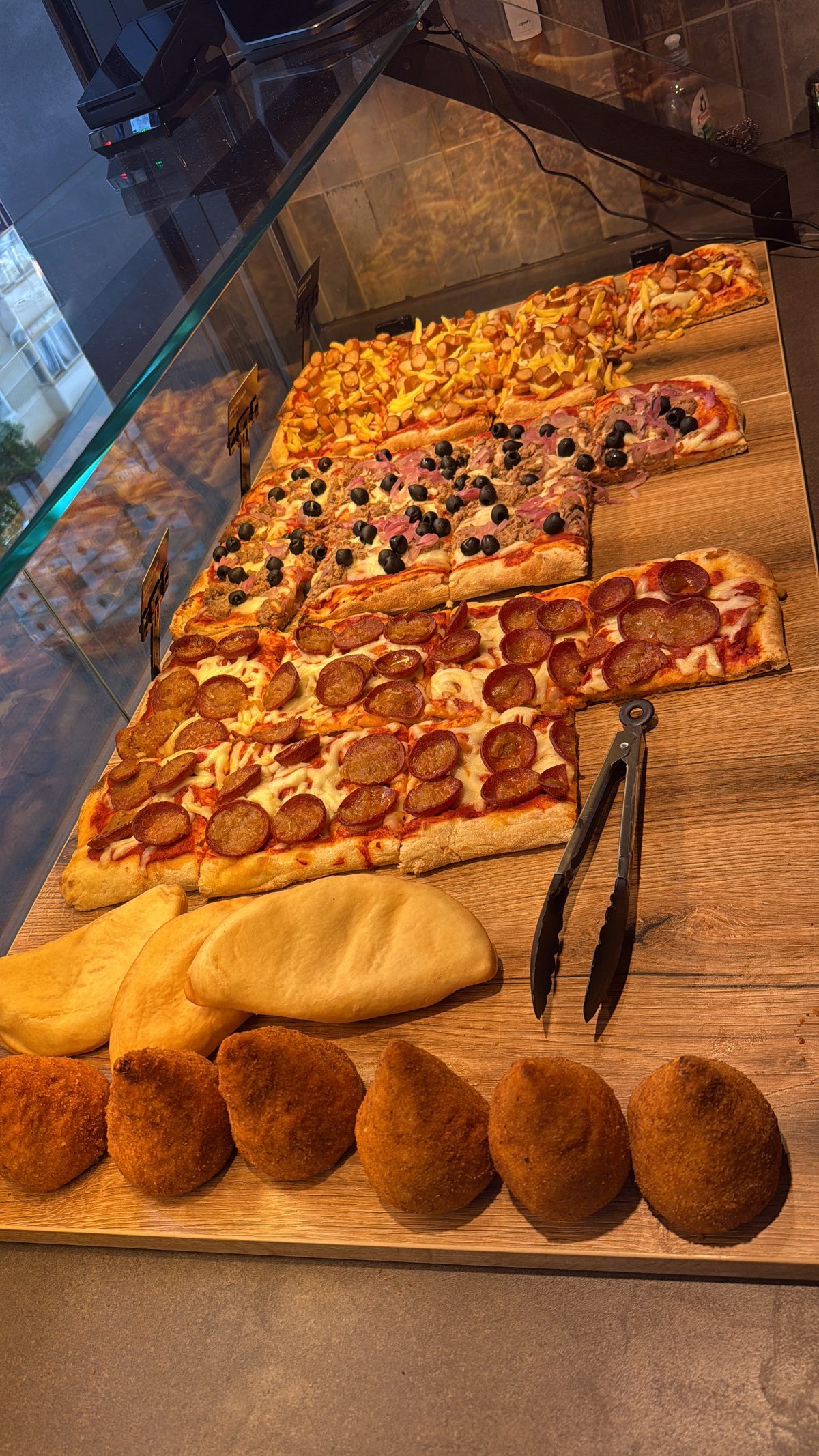 Spizza al Taglio an der Theke